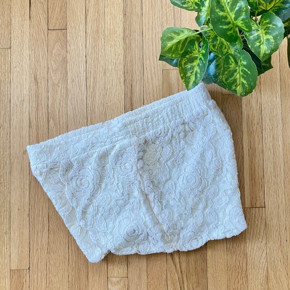 Pins and Needles Cream Lace Scalloped Shorts – Size S - Picture 7 of 11